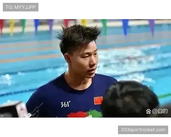 覃海洋训练完直接啃鸡腿，这自律和放纵切换得也太丝滑了吧